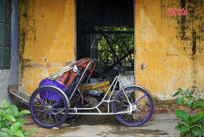 Trước thực trạng đó, nhiều hộ dân đã chủ động chuyển chỗ ở đến nơi khác để đảm bảo an toàn. Một ít số hộ còn sinh sống hoặc cho thuê lại; một số căn được làm nhà kho, cơ sở kinh doanh… Trong ảnh, sau khi người dân di dời, một số nhà trở thành nơi chứa rác. Ảnh: Sơn Thùy