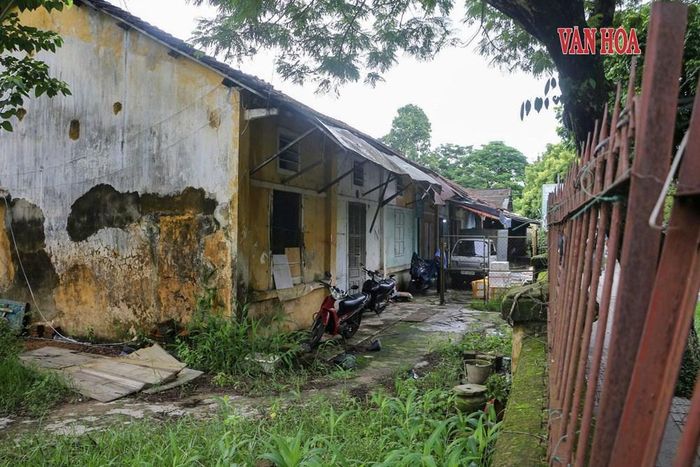 Qua thống kê của phường Phú Xuân và Ban Quản lý dự án Đầu tư xây dựng khu vực 1 TP. Huế, có 38 hộ dân ở bị ảnh hưởng. Tuy nhiên, đến nay chỉ mới có 8 hộ được phê duyệt đền bù, trong đó 7 hộ được cấp đất tái định cư. Cơ quan chức năng đang xem xét các tiêu chí để phê duyệt phương án bồi thường cho 30 hộ còn lại.