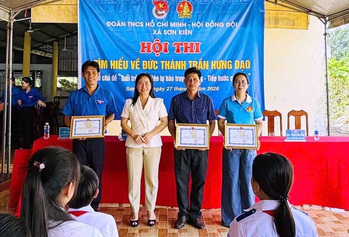 Ban Tổ chức trao giải cho các trường đạt thành tích trong Hội thi “Tìm hiểu về Đức Thánh Trần Hưng Đạo”