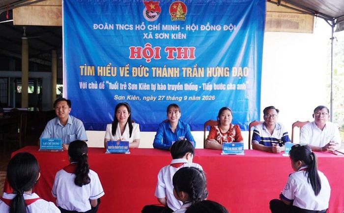 Các đại biểu và học sinh tham dự khai mạc Hội thi “Tìm hiểu về Đức Thánh Trần Hưng Đạo”