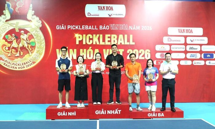 Ban Tổ chức trao các giải thưởng phụ cho các vận động viên tham dự Giải