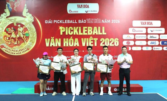 Tổng Biên tập Báo Văn Hóa, Trưởng Ban Tổ chức Nguyễn Anh Vũ thay mặt Ban Tổ chức tặng hoa tri ân các nhà tài trợ đã đồng hành cùng giải đấu