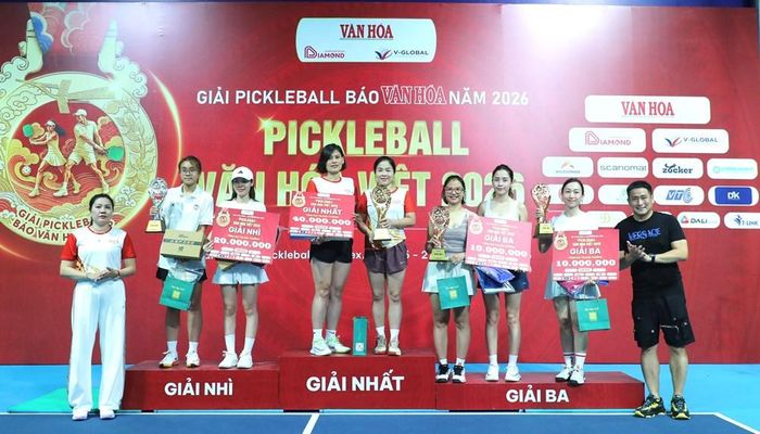 Phó Giám đốc Trung tâm Điện ảnh, Văn hóa, Thể thao và Du lịch Việt Nam Nguyễn Minh Tiệp và bà Phạm Hoài Thương, Chủ tịch HĐTV Công ty đấu giá hợp danh Nhất An Phú trao giải Nhất, Nhì, Ba nội dung đôi nữ, hạng mục Giải Phong trào