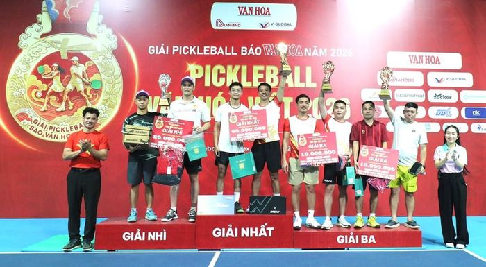 Cục trưởng Cục Nghệ thuật biểu diễn Nguyễn Xuân Bắc và bà Phạm Hải Yến, Chủ tịch HĐQT Công ty Cổ phần Diamond Communication, Phó trưởng Ban Tổ chức trao giải Nhất, Nhì, Ba nội dung đôi nam, hạng mục Giải Phong trào