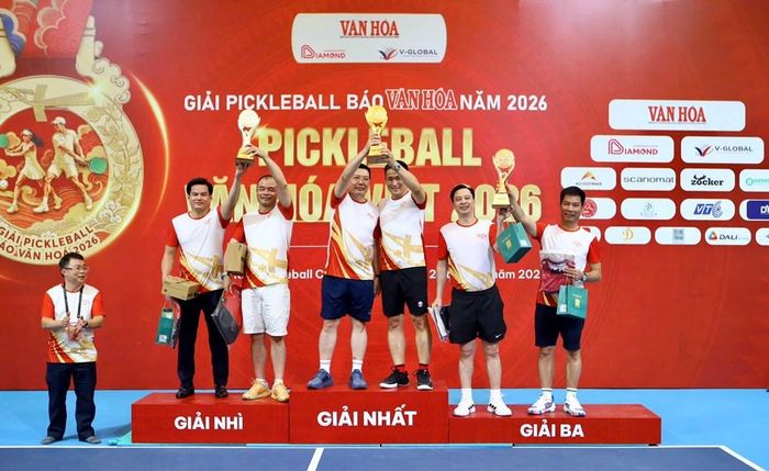 Phó Tổng Biên tập Báo Văn Hóa Phan Thanh Nam trao giải Nhất, Nhì, Ba nội dung Lãnh đạo khách mời, hạng mục Giải Lãnh đạo. Ảnh: Nguyễn Hoàn