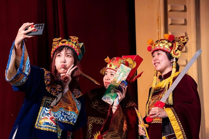 Đến với buổi biểu diễn vở tuồng “Triệu Đình Long cứu chúa”, khán giả được tham gia nhiều hoạt động trải nghiệm
