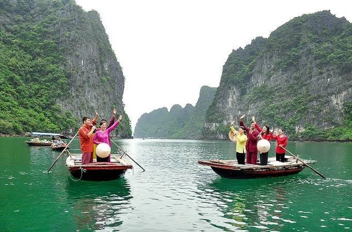 Hát giao duyên trên Vịnh Hạ Long