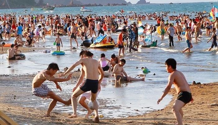 Du khách tắm biển, vui chơi tại bãi biển Cửa Lò trong mùa du lịch cao điểm