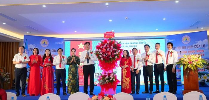 Phường Cửa Lò tặng hoa chúc mừng Đại hội