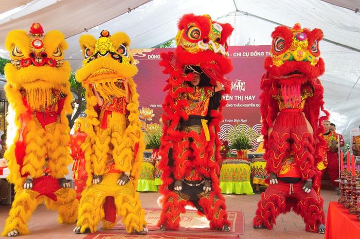 Lễ giỗ diễn ra với các nghi thức cẩn cáo, trống khai lễ, múa sư lân, dâng hương và dâng hoa tưởng niệm