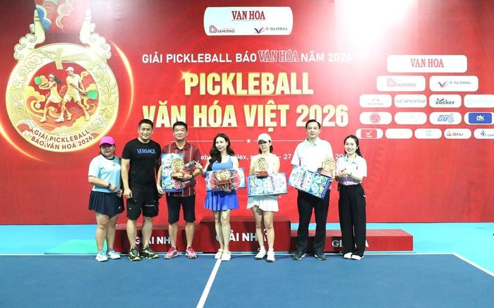 Ban Tổ chức trao các giải thưởng phụ cho vận động viên tham gia