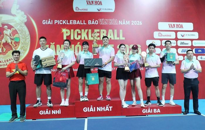 Cục trưởng Cục Nghệ thuật biểu diễn Nguyễn Xuân Bắc và Tổng Biên tập Báo Văn Hóa Nguyễn Anh Vũ, Trưởng Ban Tổ chức trao giải Nhất, Nhì, Ba hạng mục Giải dành cho Nghệ sĩ
