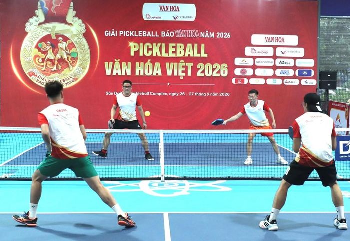 Trận đấu biểu diễn (Showmatch) với sự góp mặt của diễn viên Nguyễn Minh Tiệp, ca sĩ (S)TRONG Trọng Hiếu cùng hai vận động viên bán chuyên