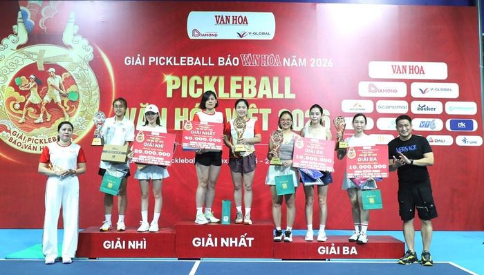 Phó Giám đốc Trung tâm Điện ảnh, Văn hóa, Thể thao và Du lịch Việt Nam Nguyễn Minh Tiệp và bà Phạm Hoài Thương, Chủ tịch HĐTV Công ty đấu giá hợp danh Nhất An Phú trao giải Nhất, Nhì, Ba nội dung đôi nữ, hạng mục Giải Phong trào