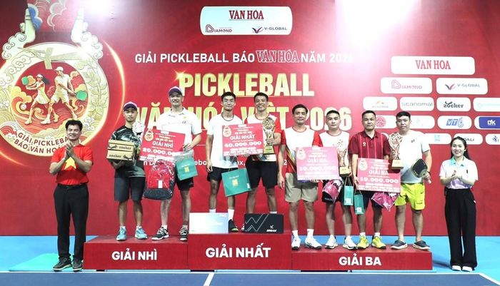 Cục trưởng Cục Nghệ thuật biểu diễn Nguyễn Xuân Bắc và bà Phạm Hải Yến, Chủ tịch HĐQT Công ty Cổ phần Diamond Communication, Phó trưởng Ban Tổ chức trao giải Nhất, Nhì, Ba nội dung đôi nam, hạng mục Giải Phong trào