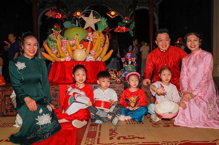 Khách tham quan thích thú khám phá những món đồ chơi gắn với Tết Trung thu truyền thống do các nghệ nhân trẻ thực hiện tại triển lãm “Lưu trăng”. Ảnh: Khánh Hoà - TTXVN