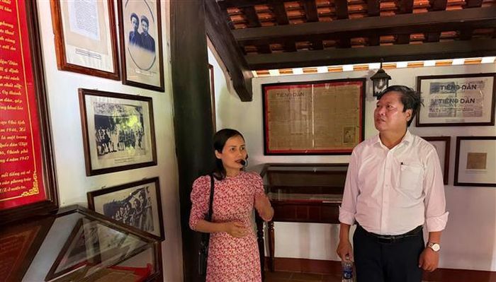 Khách tham quan không gian nhà lưu niệm cụ Huỳnh Thúc Kháng tại xã Thạch Bình, thành phố Đà Nẵng. Ảnh: Trần Tĩnh - TTXVN