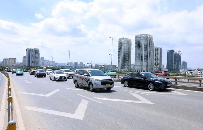 Các phương tiện thực hiện nghiêm chính giữ khoảng cách khi tham gia giao thông trên cầu Nhật Tân trong ngày đầu thành phố Hà Nội thí điểm thực hiện giữ khoảng cách, giới hạn tốc độ 3 làn ô tô trên cầu Nhật Tân. Ảnh: Quốc Khánh - TTXVN
