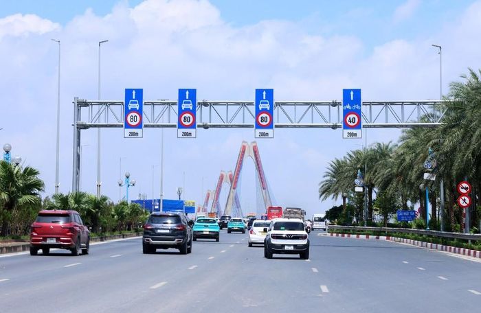 Làn ô tô ngoài cùng sát giải phân cách giữa tức làn số 1 ở cả hai chiều được hạ tốc độ tối đa từ 90 km/h xuống 80 km/h ở cả hai chiều qua cầu, 2 làn ôtô còn lại gồm làn số 2 và số 3 tiếp tục giữ giới hạn tốc độ tối đa 80 km/h. Ảnh: Quốc Khánh - TTXVN