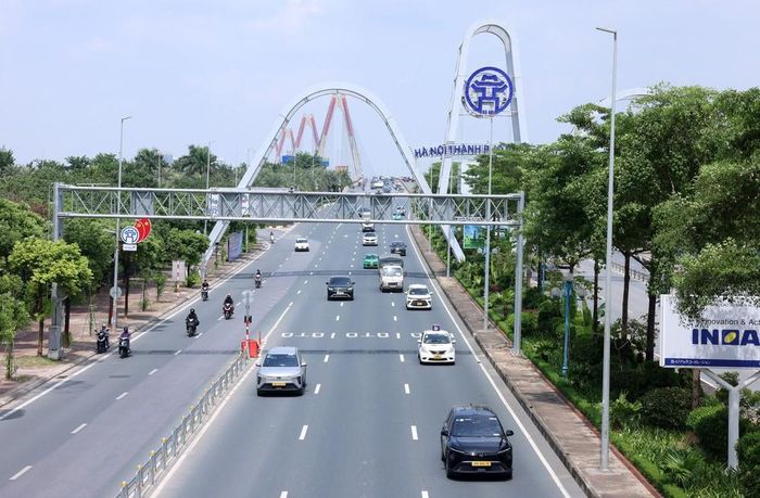 Các phương tiện thực hiện nghiêm chỉnh việc giữ khoảng cách, tốc độ khi tham gia giao thông trên cầu Nhật Tân. Ảnh: Quốc Khánh - TTXVN