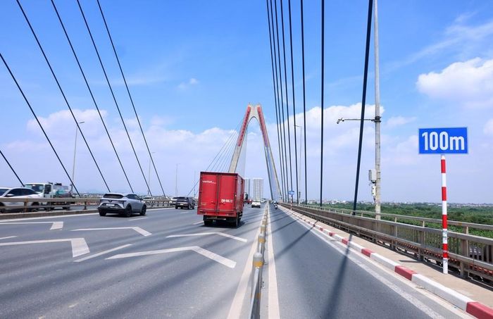 Hệ thống biển báo, vạch sơn giúp phương tiện duy trì khoảng cách an toàn tối thiểu với xe phía trước. Ảnh: Quốc Khánh - TTXVN