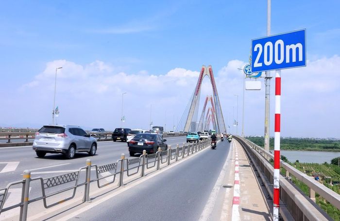 Làn dành cho xe máy và xe đạp vẫn giữ tốc độ tối đa 40 km/h. Ảnh: Quốc Khánh - TTXVN