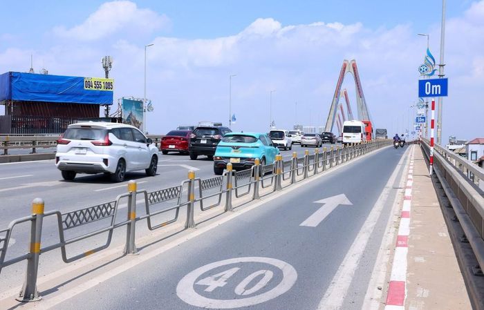 Làn số 4 dành cho xe máy và xe đạp vẫn giữ tốc độ tối đa 40 km/h và bổ sung hệ thống biển báo, vạch sơn giúp phương tiện duy trì khoảng cách an toàn tối thiểu với xe phía trước. Ảnh: Quốc Khánh - TTXVN