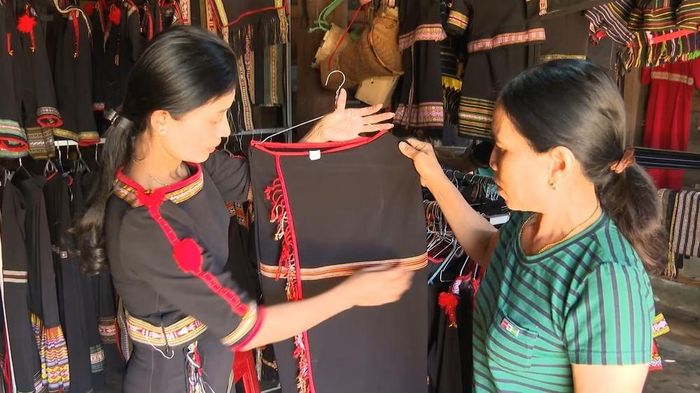 Nhiều phụ nữ vùng đồng bào dân tộc thiểu số tại Đắk Lắk mạnh dạn khởi nghiệp từ chính những giá trị bản địa (Hình minh họa). Ảnh: TTXVN phát