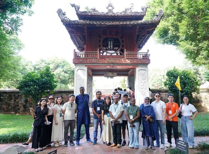 Đoàn đại biểu Hội nghị Đối thoại châu Á - Thái Bình Dương về Di sản và Tính xác thực tham quan Văn Miếu - Quốc Tử Giám, Hà Nội, ngày 27/9/2026. Ảnh: Khánh Hoà - TTXVN