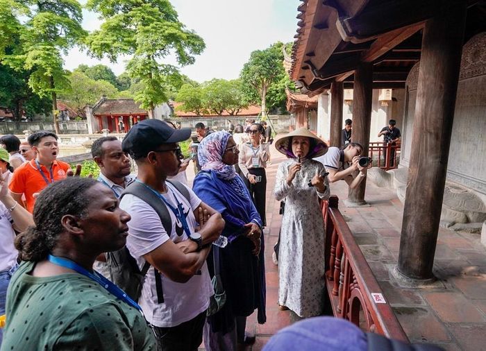 Đoàn đại biểu tìm hiểu các giá trị lịch sử, văn hóa tại Văn Miếu - Quốc Tử Giám. Ảnh: Khánh Hoà - TTXVN