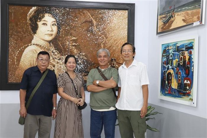 Triển lãm khu vực là cơ hội để các nghệ sĩ giao lưu, học hỏi và quảng bá hình ảnh quê hương thông qua nghệ thuật. Ảnh: Đức Hạnh - TTXVN