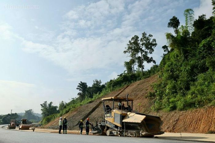 Dự án cao tốc Đồng Đăng - Trà Lĩnh có tổng chiều dài hơn 121 km. Trên đoạn Km0 - Km93, các nhà thầu đang tổ chức 132 mũi thi công, huy động gần 900 máy móc, thiết bị và hơn 2.000 nhân lực.Ảnh: chinhphu.vn/Phương Nguyên