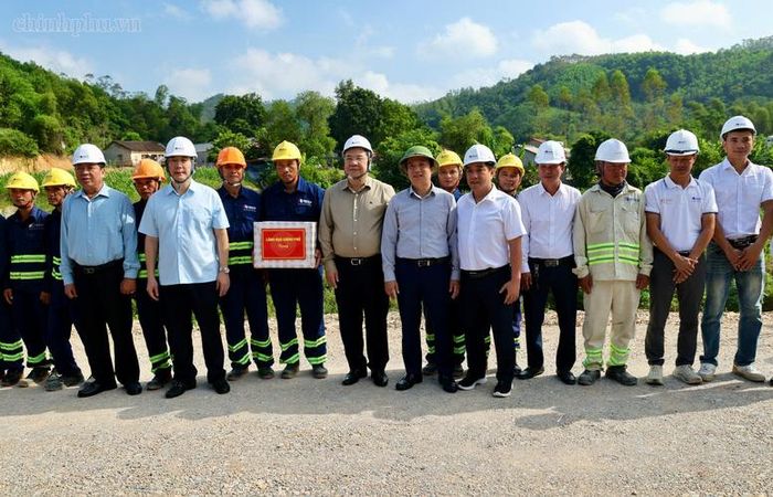 Phó Thủ tướng Thường trực thăm hỏi, tặng quà cán bộ, kỹ sư, công nhân trên công trường dự án - Ảnh: chinhphu.vn/Phương Nguyên