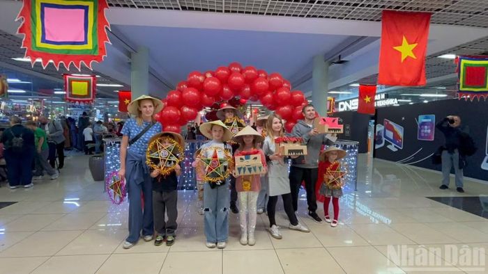 Chương trình “Vui Tết Trung thu” tạo sân chơi bổ ích cho thế hệ trẻ kiều bào và thắt chặt tình đoàn kết trong cộng đồng người Việt Nam tại Liên bang Nga.
