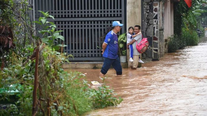 Khu dân cư ven sông Buông ngập sau những trận mưa lớn. (Ảnh: THIÊN VƯƠNG)