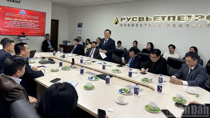 Buổi làm việc tại Công ty RusvietPetro, liên doanh giữa Zarubezhneft và Tập đoàn Công nghiệp-Năng lượng quốc gia Việt Nam (Petrovietnam). (Ảnh: THÙY VÂN)
