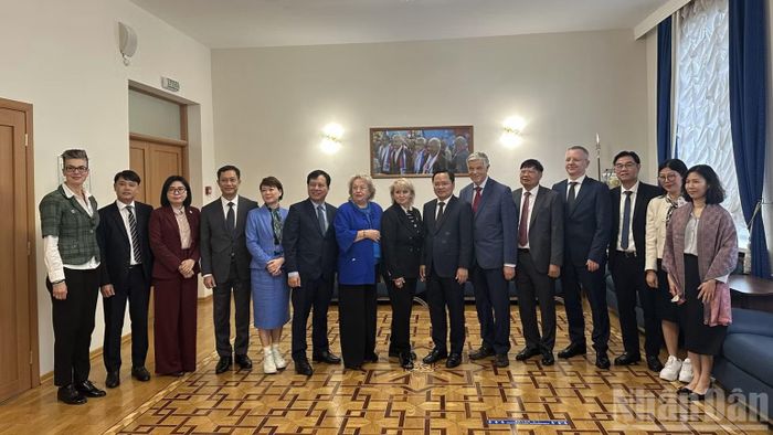 Các đại biểu Tổng Liên đoàn Lao động Việt Nam và Liên hiệp Công đoàn Thủ đô Moskva chụp ảnh lưu niệm. (Ảnh: THÙY VÂN)
