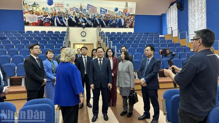 Đoàn công tác thăm và làm việc với Liên hiệp Công đoàn Thủ đô Moskva. (Ảnh: THÙY VÂN)