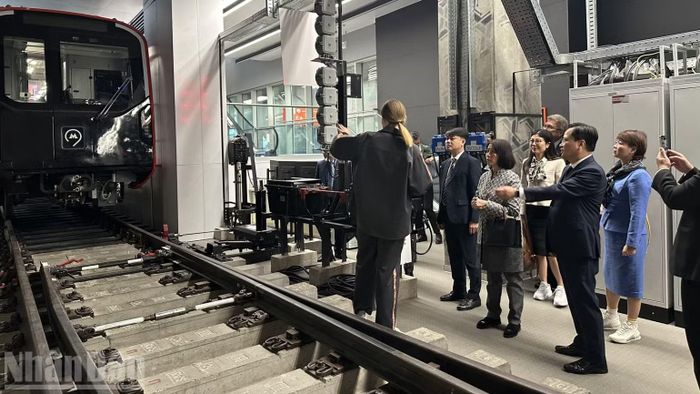 Đoàn công tác thăm Trung tâm Đào tạo thực hành “Nghề nghiệp tương lai” do chính quyền thành phố Moskva thành lập. (Ảnh: THÙY VÂN)