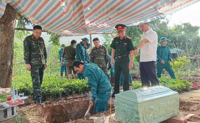 Đại tá Đậu Thanh Quang, Phó Trưởng ban Thường trực Ban Chỉ đạo tỉnh, Chính ủy Bộ Chỉ huy Quân sự tỉnh Sơn La trực tiếp chỉ đạo công tác khai quật, cất bốc 2 hài cốt liệt sĩ. (Ảnh: ĐỨC THỊNH)