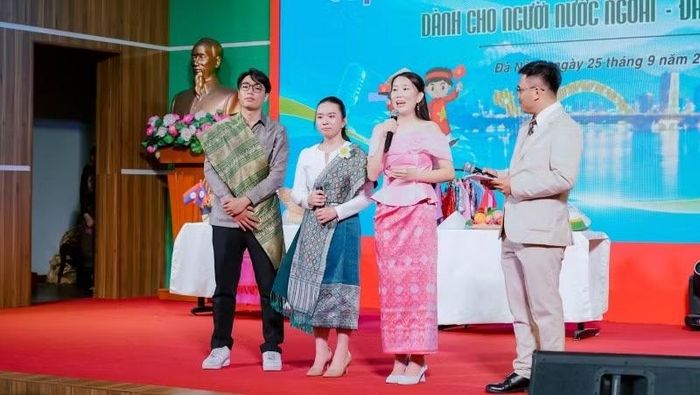 Các bạn sinh viên Trường đại học Mở Thành phố Hồ Chí Minh trình bày phần thi. (Ảnh: CTV)