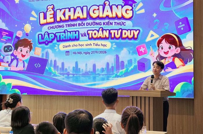 Ông Nguyễn Thiên Tú phát biểu ý kiến tại buổi lễ khai giảng chương trình. (Ảnh: Trung tâm Hỗ trợ thanh thiếu nhi Việt Nam cung cấp)