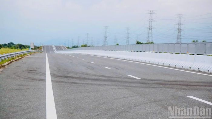 Cao tốc Bến Lức-Long Thành được thiết kế với vận tốc 100km/giờ.