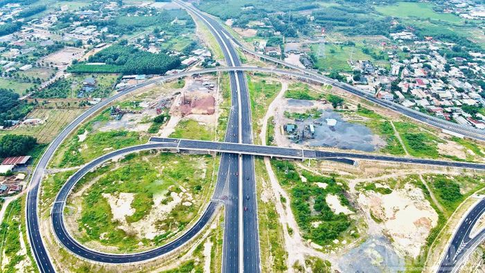 Gói thầu nút giao Quốc lộ 51 và cầu Phước Khánh là hai hạng mục cuối cùng của tuyến cao tốc Bến Lức-Long Thành đang hoàn thành những hạng mục cuối cùng để thông xe vào ngày 30/9 tới theo kế hoạch.