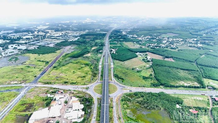 Đây là tuyến cao tốc đầu tiên đi xuyên qua khu vực Đông Nam Bộ.