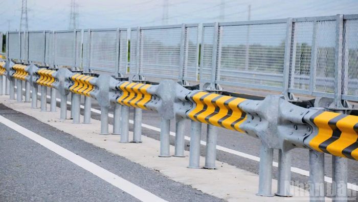 Dải phân cách giữa của tuyến cao tốc Bến Lức-Long Thành.