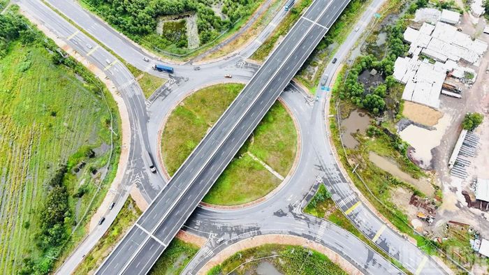 Vòng xoay nút giao cao tốc Bến Lức-Long Thành với cảng Phước An thuộc địa phận xã Phước An, thành phố Đồng Nai.