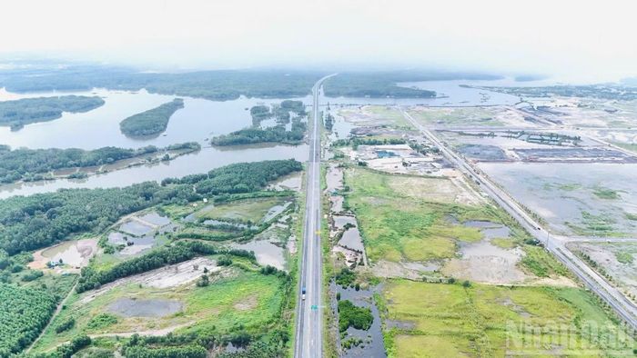 Tuyến đường đi qua khu vực rừng ngập mặn giáp thành phố Đồng Nai với Thành phố Hồ Chí Minh.
