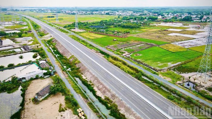 Cao tốc Bến Lức-Long Thành đóng vai trò quan trọng trong kết nối giao thông nội vùng Đông Nam Bộ và liên vùng Đông Nam Bộ với Tây Nam Bộ.