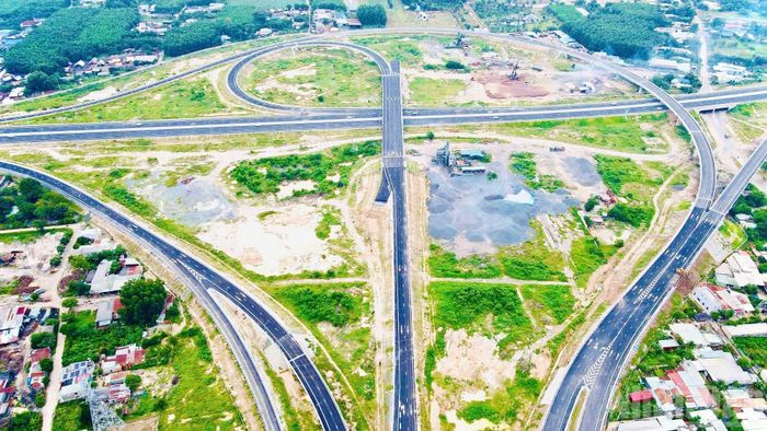 Nút giao Tân Hiệp, giao Bến Lức-Long Thành với Biên Hòa-Vũng Tàu.